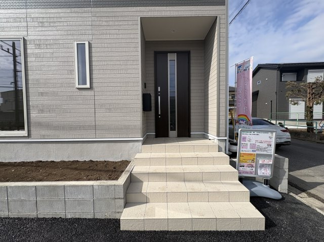 【Cradle garden】宇都宮市御幸ケ原町 第8の玄関|〇玄関ポーチ〇
奥行きのあるアプローチがある事で雨に日でもぬれずに傘の準備が出来ます。
玄関横には花壇がありますので、毎日植物の成長を愛でながらお出かけが出来ます☆
※2026年2月撮影