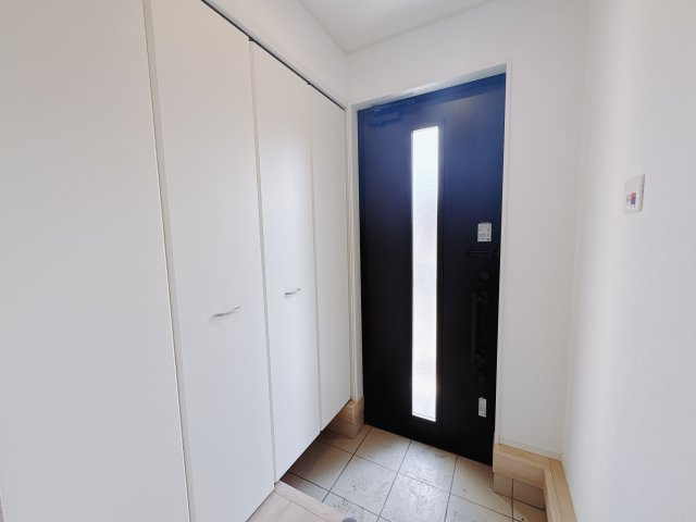 【Cradle garden】宇都宮市御幸ケ原町 第8の玄関|〇玄関収納〇
家族みんなの靴がすっきり収まる大容量シューズボックス。
玄関がいつでも整って、来客時も安心。収納力と美観を両立した頼れる存在です。
※2026年2月撮影