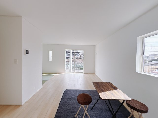 【Cradle garden】宇都宮市御幸ケ原町 第8の居間・リビング|〇LDK15.3帖〇
掃出し窓からは花壇が見えるので、咲き誇るお花の様子を見ながらご家族皆様でくつろげます♪
※2026年2月撮影