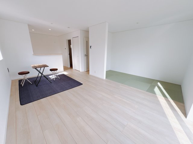 【Cradle garden】宇都宮市御幸ケ原町 第8の居間・リビング|〇LDK15.3帖〇
リビング横にはタタミコーナーがありますので、ごろんとお昼寝も出来ますし、お子様の遊び場としても最適です♪
※2026年2月撮影