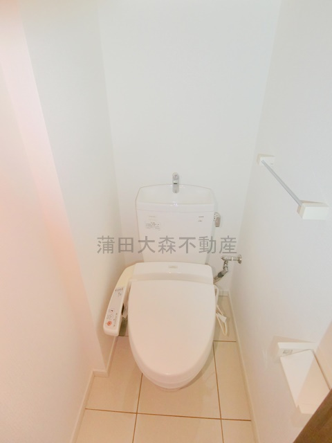 東京 蒲田 Square Towerのトイレ|棚収納と温水暖房便座付きトイレ　