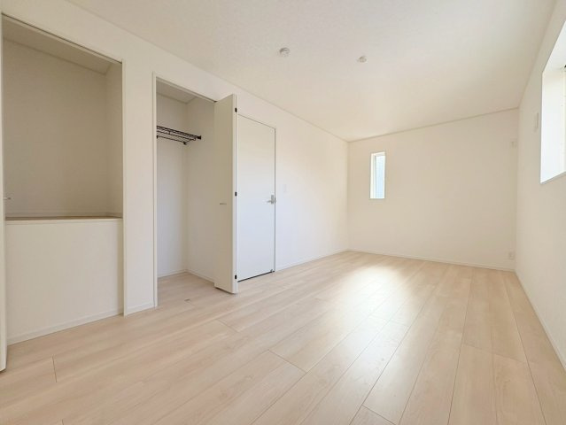 クワイエ　岐阜市梅ヶ枝町第１　全1区画分譲の独立洗面台|床材に受ける様々な傷や、温度・湿度変化による、クラックの発生を大幅に抑える特殊加工を施工済みです。
水栓はリフトアップできて両手が使えます。またハンドシャワーでも使えます。