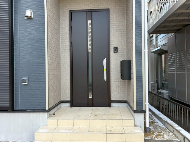 クワイエ　岐阜市梅ヶ枝町第１　全1区画分譲の寝室|全居室にたっぷり収納できる大型収納を設置。窓ガラスは、断熱性能や結露防止効果の高いペアガラスを採用！
高い断熱性と共にガラス面の結露対策にも効果を発揮し湿気によるカビの発生を抑止します。