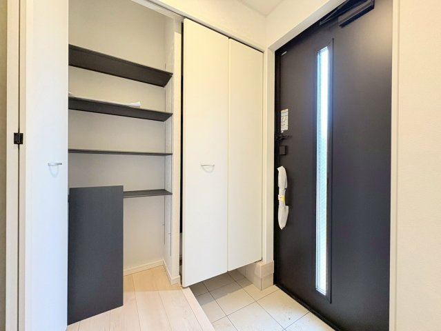 クワイエ　岐阜市梅ヶ枝町第１　全1区画分譲の洋室|建具やクロスなどをトータルデザインでコーディネートしており、室内に落ち着きと安らぎを与えてくれます。
全居室収納付き！寝室やお子様のお部屋がスッキリ片付きます。