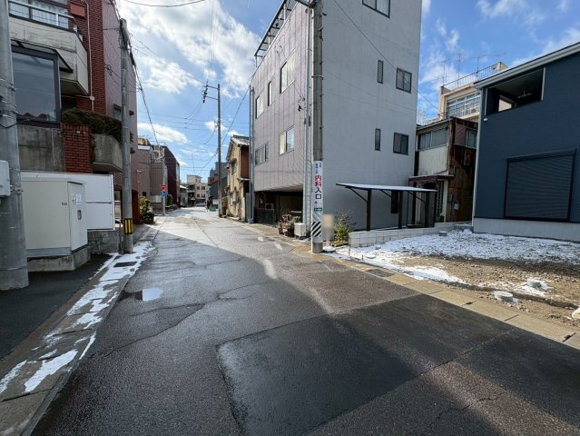 クワイエ　岐阜市梅ヶ枝町第１　全1区画分譲の玄関|玄関ドアの取手ハンドル部分にセンサーがついて、カードタイプ・シールタイプのキーで施錠が可能で便利です。
お買い物の荷物で手が塞がっていても、楽々開錠できます。毎日の外出前の時間も短縮されて快適です！