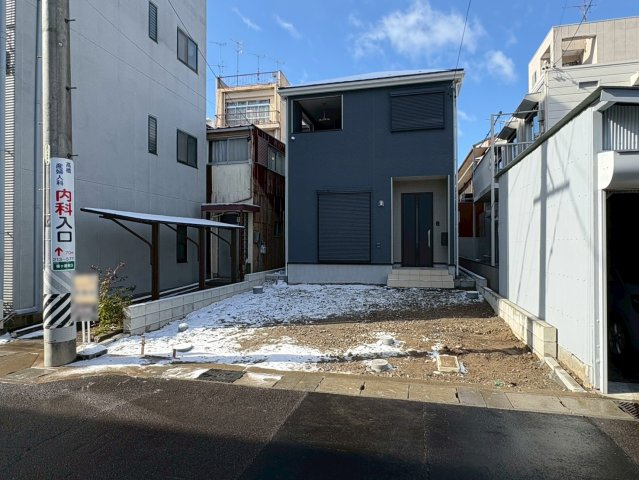 クワイエ　岐阜市梅ヶ枝町第１　全1区画分譲の玄関|大容量のシューズ収納付きで玄関周りもすっきり！玄関ドアからの光が玄関ホールを明るくしてくれます。