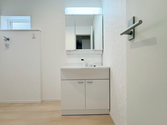 クワイエ　岐阜市梅ヶ枝町第１　全1区画分譲の居間・リビング|フローリング材は木目調でナチュラルな美しさ。様々な傷やクラックの発生を大幅に抑える特殊加工済みです。
床材に受ける様々な傷や、温度・湿度変化によるクラックの発生を大幅に抑える特殊加工を施工済み。