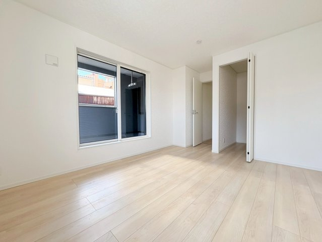 クワイエ　岐阜市梅ヶ枝町第１　全1区画分譲の浴室|保温浴槽使用で４時間たっても浴槽の湯温低下はわずか約2.5度の省エネ仕様です。【暖房換気乾燥機】付き！
サイドブロー機能を備えた省エネ衣類乾燥機です。窓付きの明るく清潔な空間でゆったりバスタイムを！