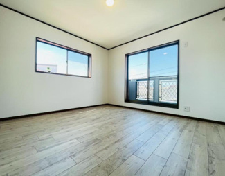 【洋室】 | 尼崎市南塚口町８丁目中古戸建 | ３階洋室８帖です♪バルコニーに面した明るく開放的な室内です「！！ぜひ現地でご確認ください！！お気軽にネクストホープ不動産販売までお問い合わせを！