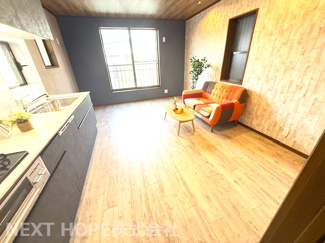 【居間・リビング】 | 尼崎市南塚口町８丁目中古戸建 | プライバシー重視の２階LDKは約10帖です♪室内は令和７年８月リフォーム済み！お待たせ無しで即ご入居していただけます！素敵な室内をぜひ現地でご覧ください！お気軽にネクストホープ不動産販売まで！！