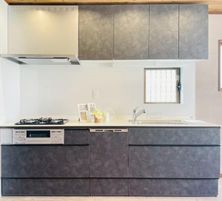 【キッチン】 | 尼崎市南塚口町８丁目中古戸建 | 新品のシステムキッチンです♪収納力も有り、使い勝手も良いです！！食器洗い乾燥機付きで食後の後片付けはお任せですね！！