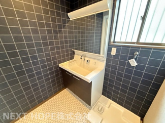 【独立洗面台】 | 尼崎市南塚口町８丁目中古戸建 | 新品の洗面化粧台です♪シャワー水栓で使い勝手も良いです！鏡は三面鏡になっております！！洗面台横には室内洗濯機置き場もございます！