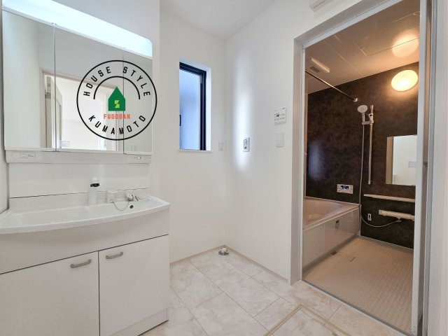 熊本市北区池田3丁目第1-2棟(B号棟)の脱衣所|ゆとりの洗面スペースで朝の身支度もスムーズに。暮らしを快適に変えるシャワー付洗面台です！