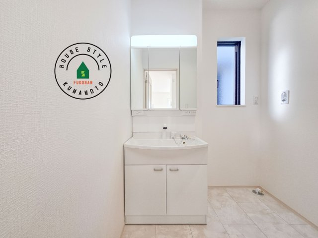 熊本市北区池田3丁目第1-2棟(B号棟)の独立洗面台|毎日使うものだから清潔な空間を保ちたい水回り。洗面にはそんな願いを解消させてくれる収納アイデアが満載です。三面鏡の裏側にはキャビネットが現れ小物から背の高い物まで収納できます。