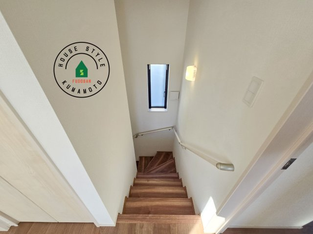 熊本市北区池田3丁目第1-2棟(B号棟)の内装|＜手すり付階段＞手すりがないと階段の昇り降りで危険なことはもちろん、壁に手をつきながら歩くことで壁紙が汚れやすくなります。すべての方に快適に昇り降りしていただくため、手すりを設置しました。