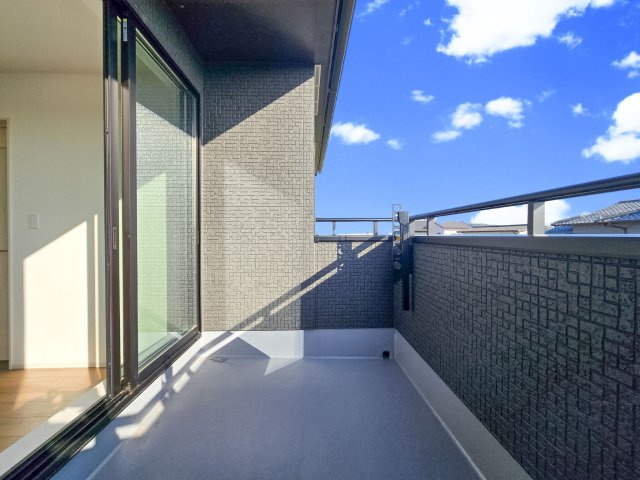 熊本市北区池田3丁目第1-2棟(B号棟)のバルコニー|風をしっかりと感じられるバルコニーでは、毎日が洗濯日和です。広々としているので洗濯も楽しくなるでしょうし、気分転換にバルコニーからの眺めを楽しむのもいいでしょう。