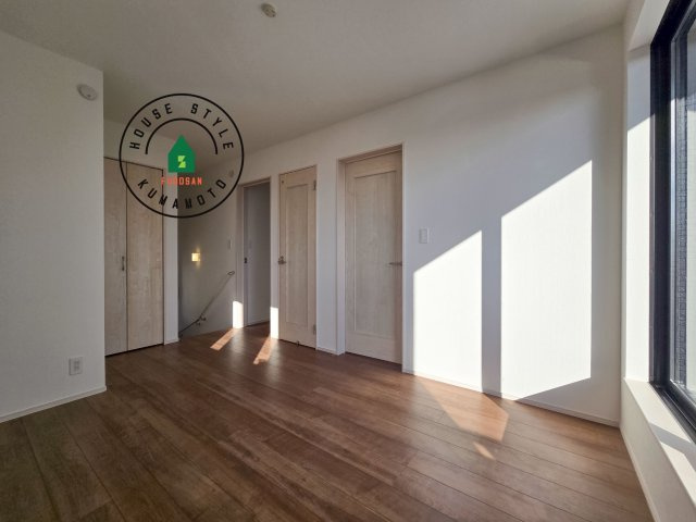 熊本市北区池田3丁目第1-2棟(B号棟)の洋室|柔らかい陽光が差し込む明るいお部屋を演出する設計。彩光の取れる窓が気持ちの良いお部屋を創り上げます。