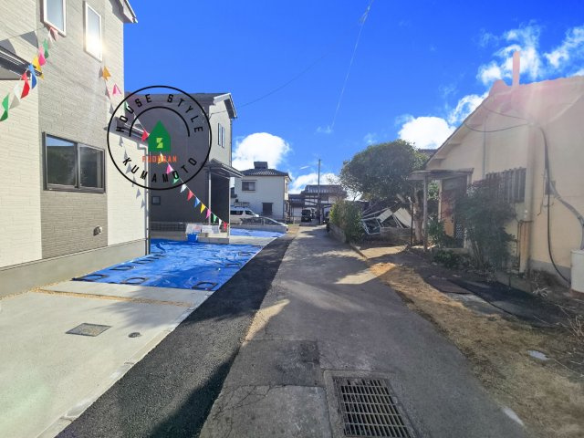 熊本市北区池田3丁目第1-2棟(B号棟)の前面道路含む現地写真|前面道路は閑静な住宅地をはしる車通りの少ない道路。お車の出し入れが苦手なママや小さなお子様にも安心ですね。しっかり舗装もされているので、ベビーカーや自転車で通っても快適に通行できます。
