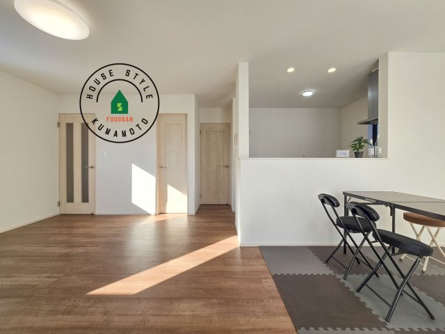 熊本市北区池田3丁目第1-2棟(B号棟)の居間・リビング|キッチンからリビングをしっかり確認できます。家族の笑顔があふれる空間になりそうですね。