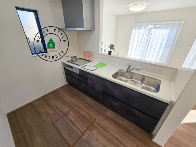 熊本市北区池田3丁目第1-2棟(B号棟)のキッチン|ご家族を近くに感じられる対面キッチンのLDK。会話もはずみそうですね。