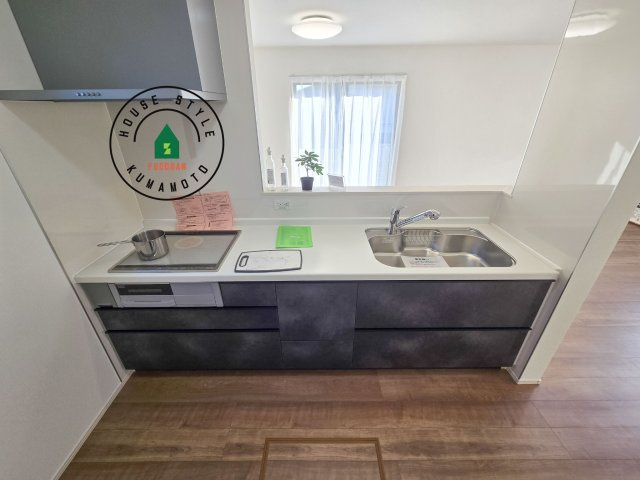熊本市北区池田3丁目第1-2棟(B号棟)のキッチン|ダイニングテーブルへの配膳がラクラク、お料理はかどるカウンター付きシステムキッチン！