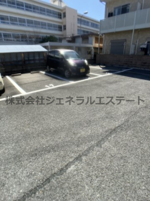 アンプルールクラージュ　アミティエの駐車場