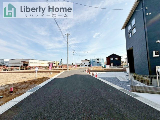 ワイウッドコート土浦市神立町第１期　新築戸建　2号棟の前面道路含む現地写真