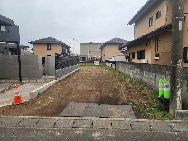 高崎市上中居町　売地の前面道路含む現地写真