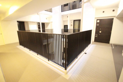 【その他共用部分】 | グランスイート阿倍野駅前ローレルコート | 吹き抜けの廊下