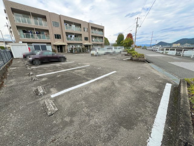 フィネス高須の駐車場