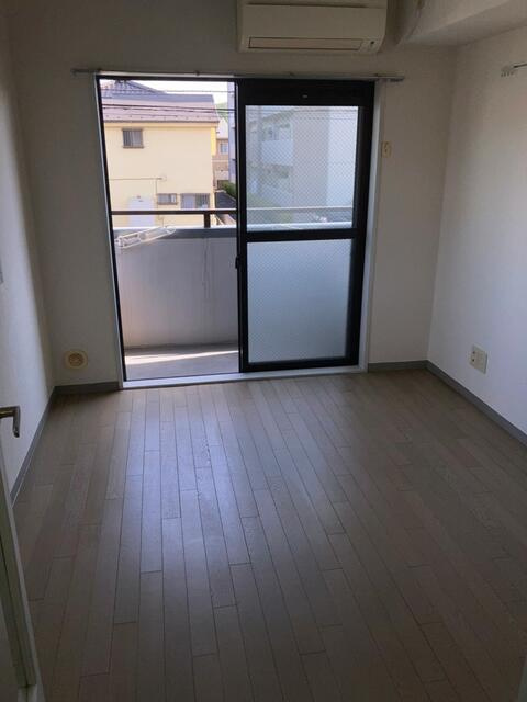 稲城市矢野口の賃貸マンションの居間・リビング