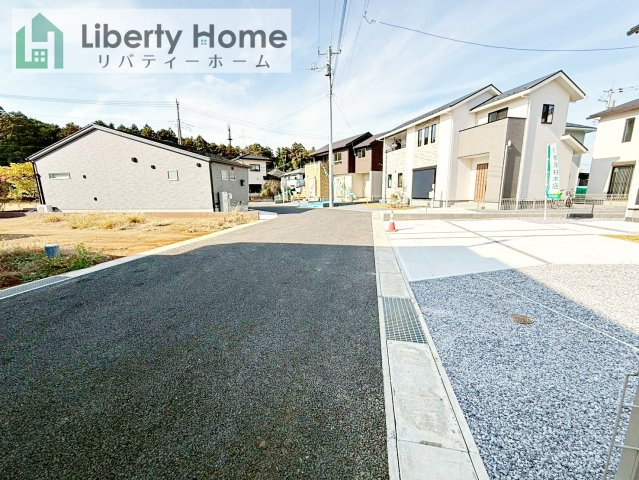 ワイウッドコート土浦市神立町第１期　新築戸建　8号棟の前面道路含む現地写真