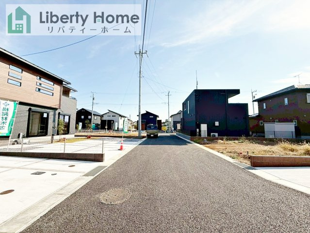 ワイウッドコート土浦市神立町第１期　新築戸建　8号棟の前面道路含む現地写真