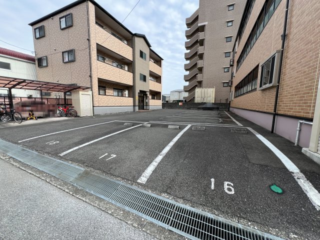 ザジテールの駐車場