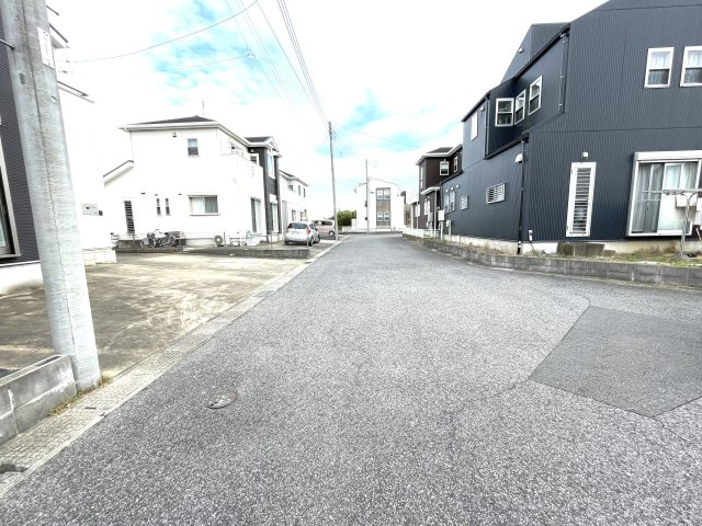 茂原市東郷中古戸建の前面道路含む現地写真