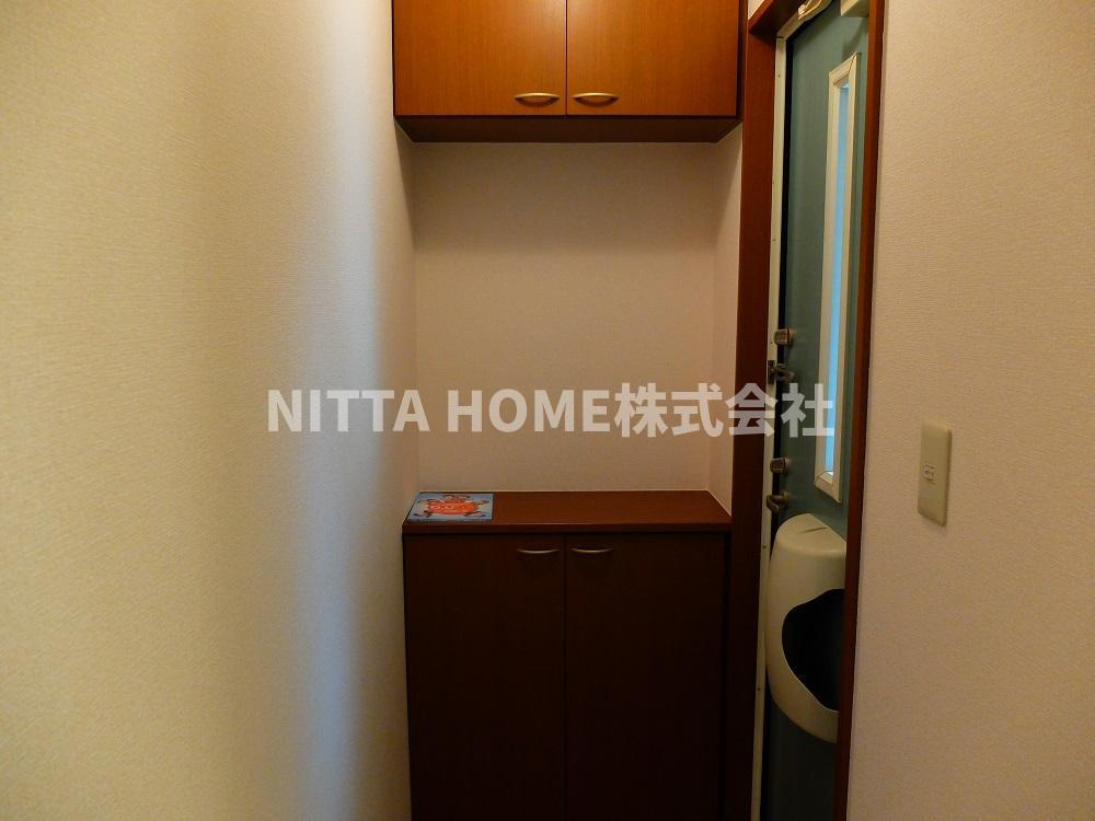 カンパーニュ黒岡 A棟の玄関|玄関には大きなシューズボックス完備です◎