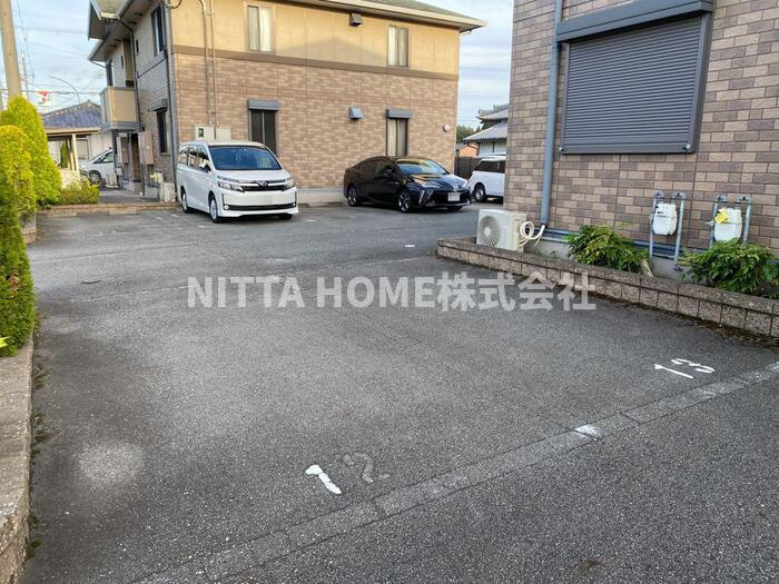 カンパーニュ黒岡 A棟の駐車場|敷地内に駐車場があります◇