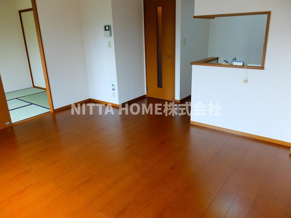 カンパーニュ黒岡 A棟の居間・リビング|リビングは広々１４帖あります☆彡