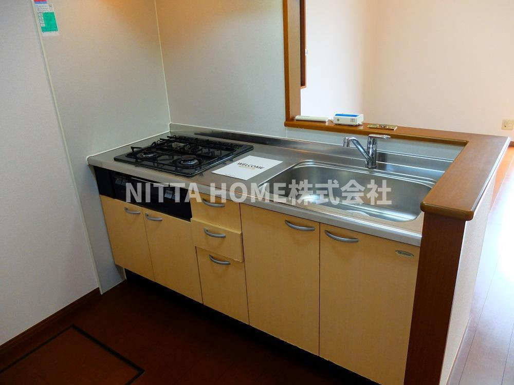 カンパーニュ黒岡 A棟のキッチン|リビングを眺められるカウンターキッチン＊