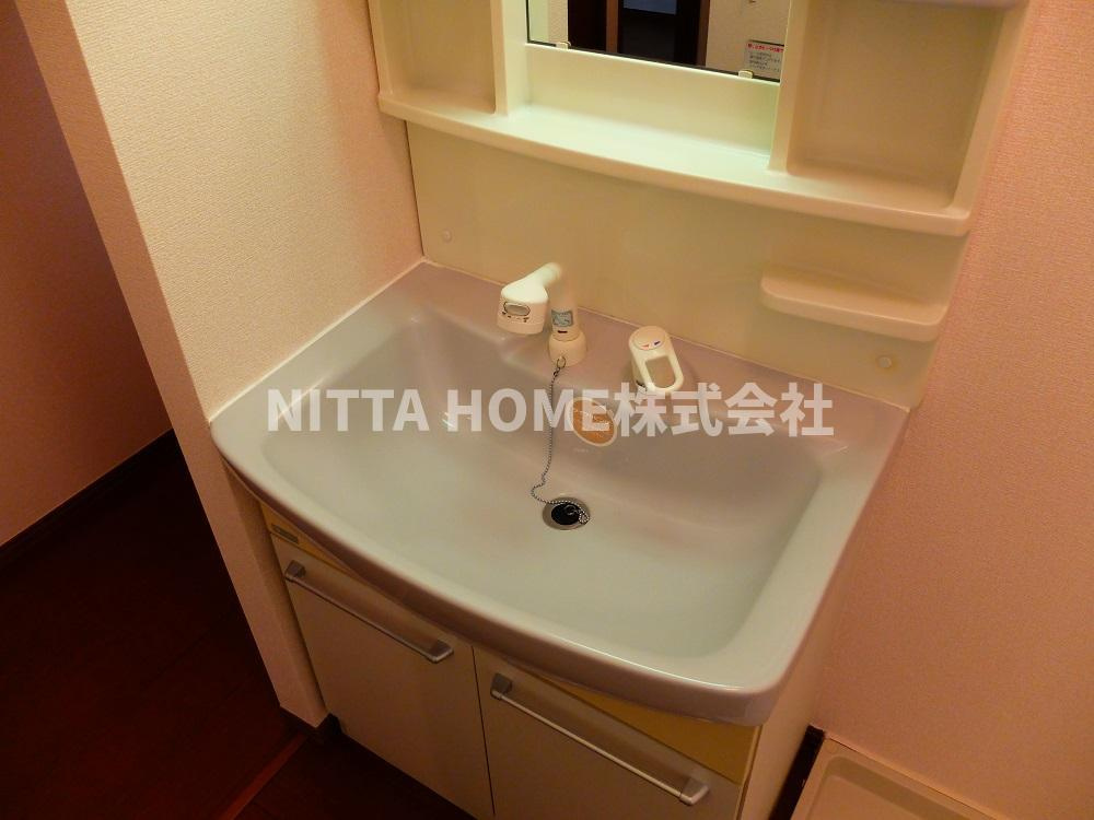 カンパーニュ黒岡 A棟の洗面所|独立洗面台はシャワー付きです♪