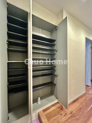 【玄関】 | なぎさニュータウン5号棟 | 【玄関】玄関には大型のシューズクローゼットを設置しておりますのでいつでもスッキリりとした空間を保てます。玄関周りを清潔に使うのはとても大事なことですよね。