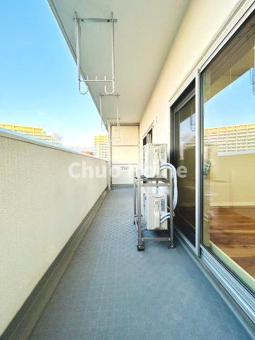 なぎさニュータウン5号棟のバルコニー|【バルコニー】幅もあって、奥行きもあるゆとりのバルコニー。洗濯物を干したり乾かしたりだけでなく、ただ出てみるだけでも気持ちいいですよ。