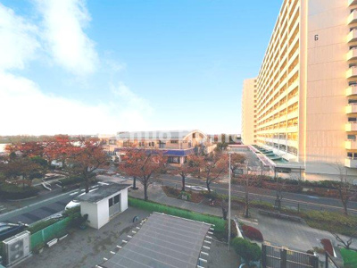 【展望】 | なぎさニュータウン5号棟 | 手を伸ばせば、ふれることが出来そうな環境が、そのままインテリアになったような印象です。その豊かな眺望にふさわしい空間には、通風・採光にも優れ、心地よい光と風があふれています