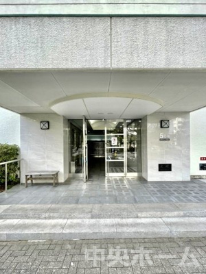 【エントランス】 | なぎさニュータウン5号棟 | 【エントランス】マンションのエントランスは、その物件の印象を決める、顔とも言える場所です。毎日通る場所ですからきれいなのが一番です。エントランス内はオートロックですので暮らしの安全も確保されています。