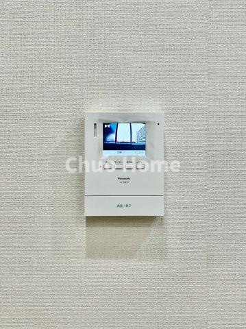 なぎさニュータウン5号棟のセキュリティ|【モニターホン】誰が来たかすぐにわかるカラーモニター付きインターホン。通話ボタンを押すまでは室内の音は漏れていませんので相手を確かめてから応対できます。