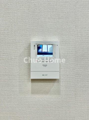 【セキュリティ】 | なぎさニュータウン5号棟 | 【モニターホン】誰が来たかすぐにわかるカラーモニター付きインターホン。通話ボタンを押すまでは室内の音は漏れていませんので相手を確かめてから応対できます。