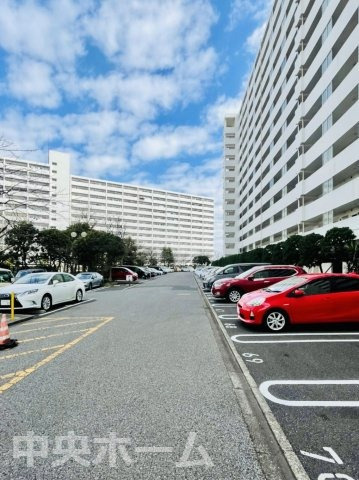 なぎさニュータウン5号棟の駐車場|【敷地内駐車場】最新の空き状況や費用などの詳細は担当スタッフまでお問い合わせください。