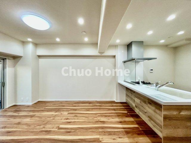 なぎさニュータウン5号棟のキッチン|視界に広がりを生むオープンなキッチン。料理や片付けをしながら、家族との会話を楽しんだり、リビングで遊ぶ子どもを見守れます。ご見学時には家具の配置などもイメージしながらぜひご覧になって見て下さい。