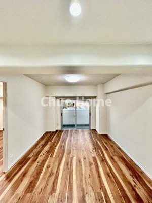 【居間・リビング】 | なぎさニュータウン5号棟 | 【リビングダイニング】一日の中で多くの時間を過すことになるリビングダイニングだからこそ、いつも穏やかな空間であることが必然。爽やかな通風と採光を存分に感じる事が出来る空間です。