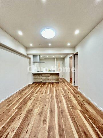 なぎさニュータウン5号棟のダイニング|【ダイニング】忙しい朝でも、しっかり家族が揃って食事をして頂けるゆとりある大きさのダイニングスペース。奥様が作る手料理をカウンター越しに受けとって頂き、テーブルで囲む素敵な時間を存分に愉しんで下さい。